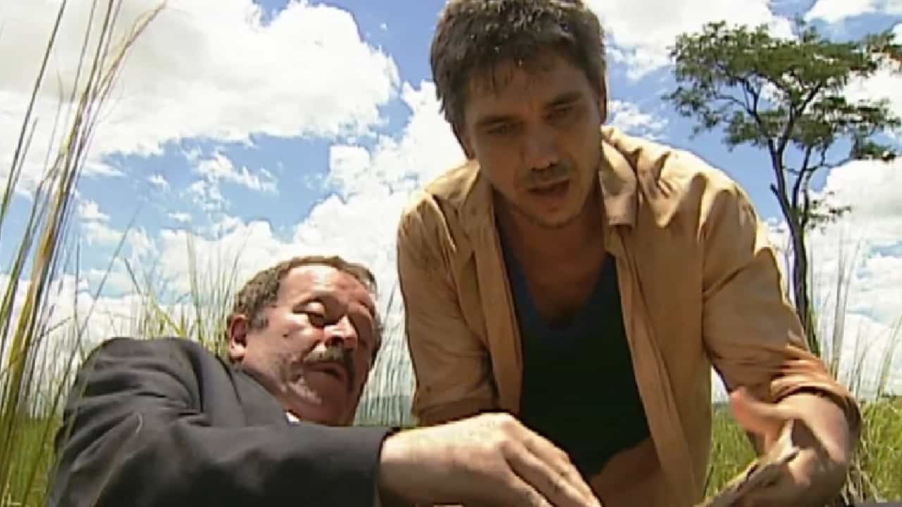 Carlos Vereza e Jackson Antunes na cena da morte do Senador Caxias em O Rei do Gado, em reprise na Globo