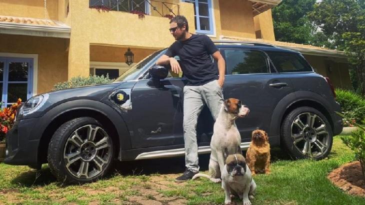 Sergio Guizé posa em chácara com três cachorros e carro de luxo
