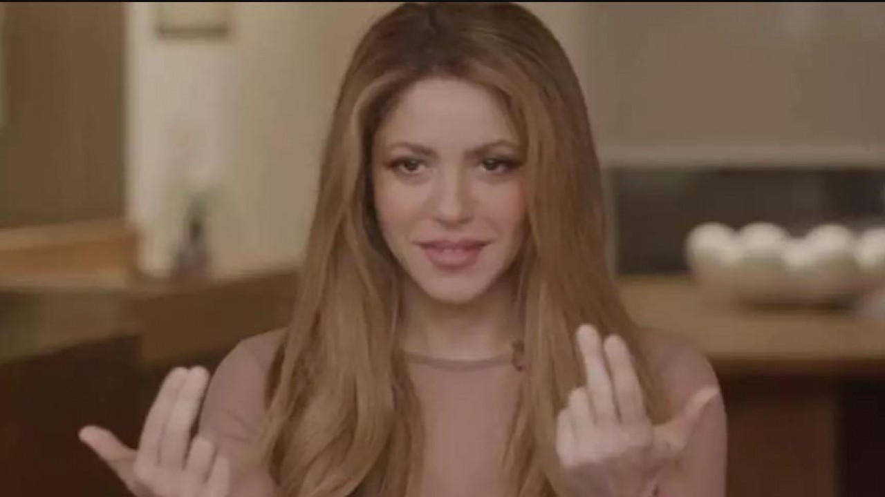 Shakira fazendo gestos com as mãos 
