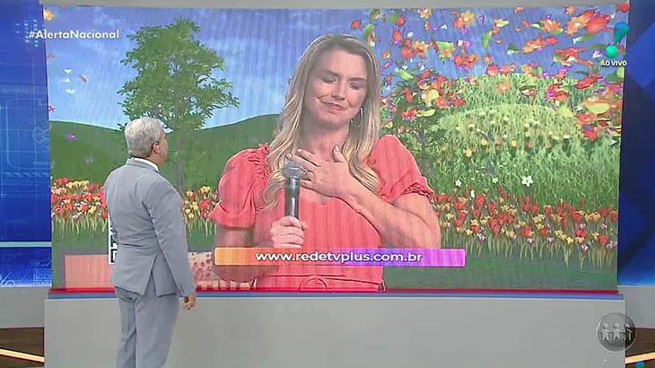 Sikêra Jr conversa com Alessandra Scatena no telão do Alerta Nacional, seu programa na RedeTV!