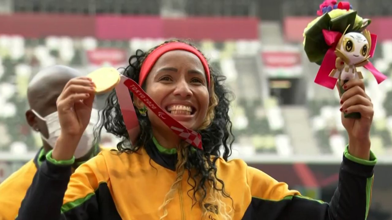 Silvânia Costa exibe medalha de ouro nos Jogos Olímpicos de Tóquio