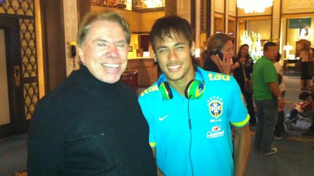 Silvio Santos sorrindo em encontro com Neymar