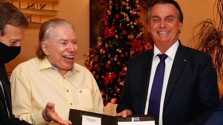 Silvio Santos rindo ao lado de Jair Bolsonaro