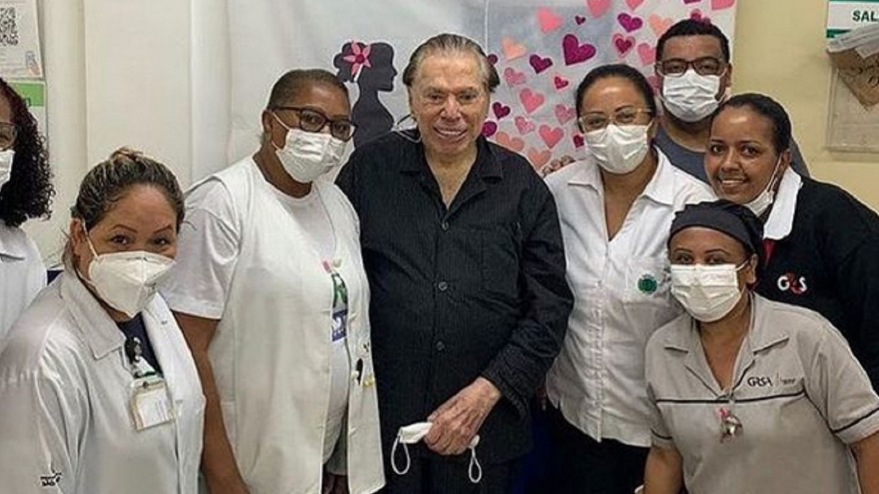 Silvio Santos sem máscara com profissionais de saúde