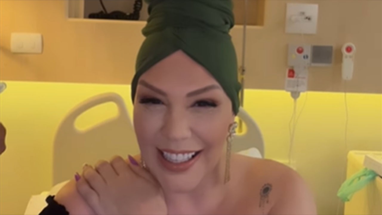 Simony sorridente com turbante em leito de hospital