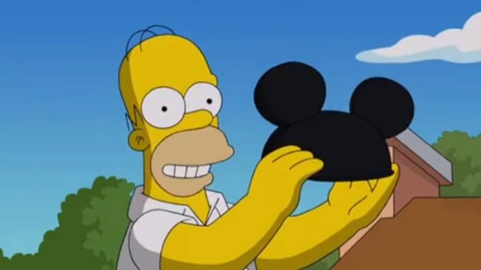 Homer Simpsons segurando orelha do Mickey Mouse