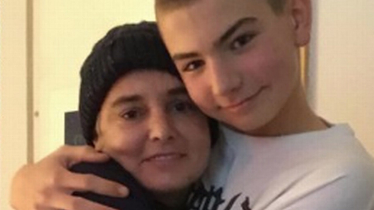 Sinéad O’Connor abraçada ao filho de 17 anos, encontrado morto após dois dias desaparecido
