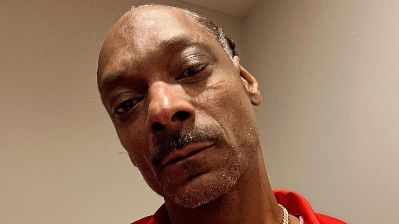 Snoop Dogg olhando para a câmera com expressão de tristeza