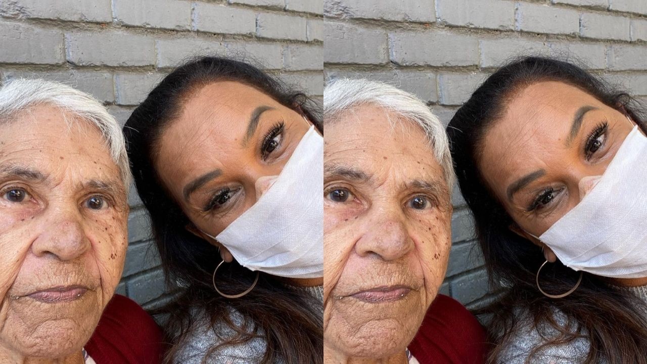 Solange Couto de máscara em selfie com a mãe