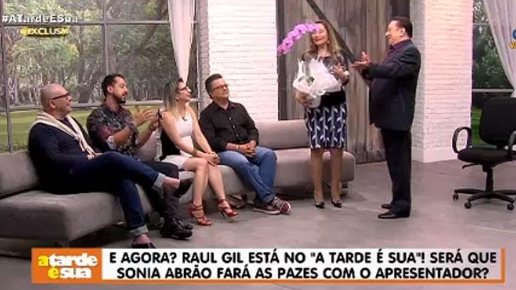 Raul Gil vai ao programa de Sônia Abrão e faz as pazes com apresentadora após briga