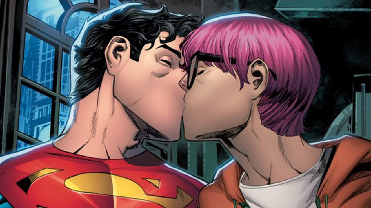 Filho de Superman beijando outro homem de cabelo rosa