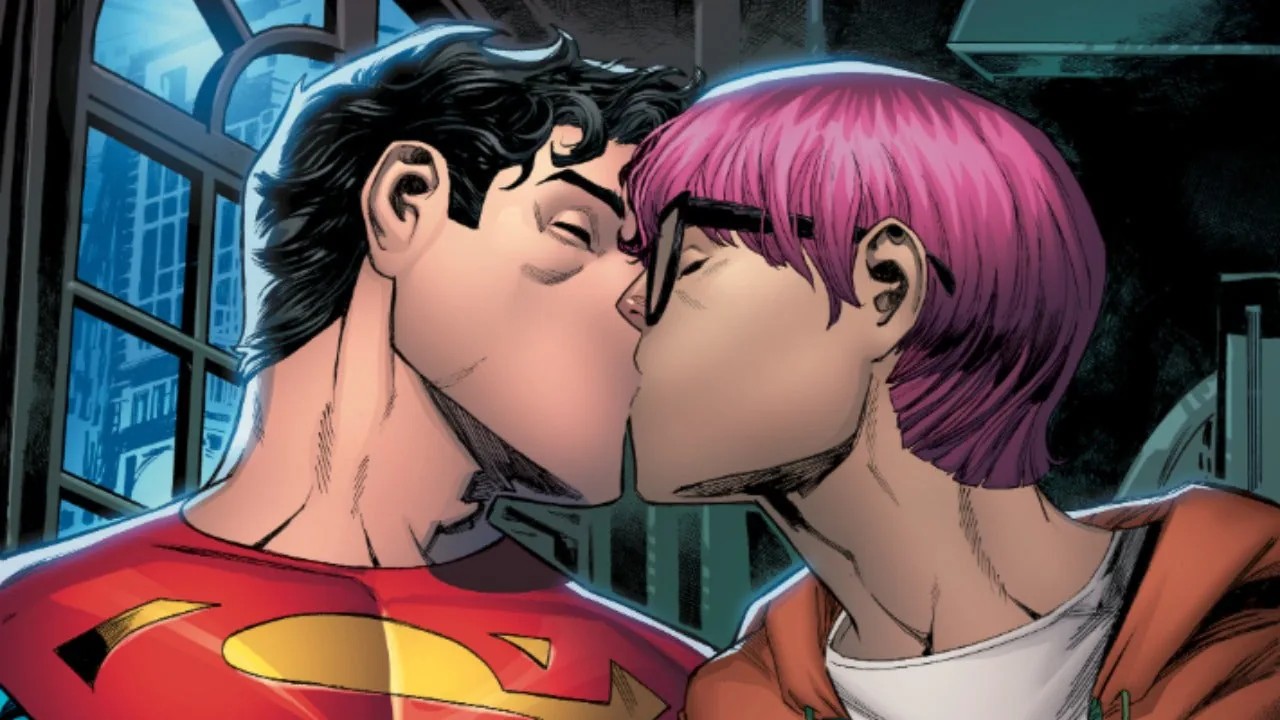 Filho do Superman beijando outro personagem
