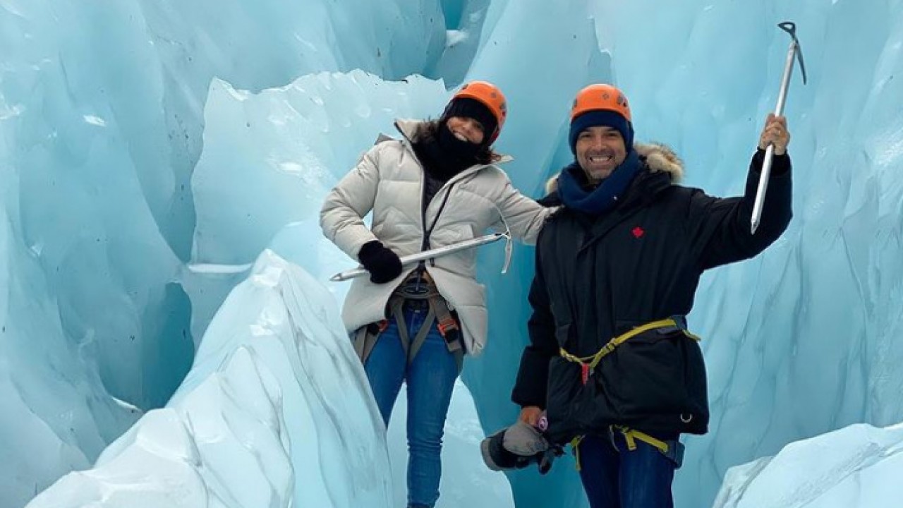 Tadeu Schmidt ao lado da mulher Ana Cris na Islândia em meio às geleiras