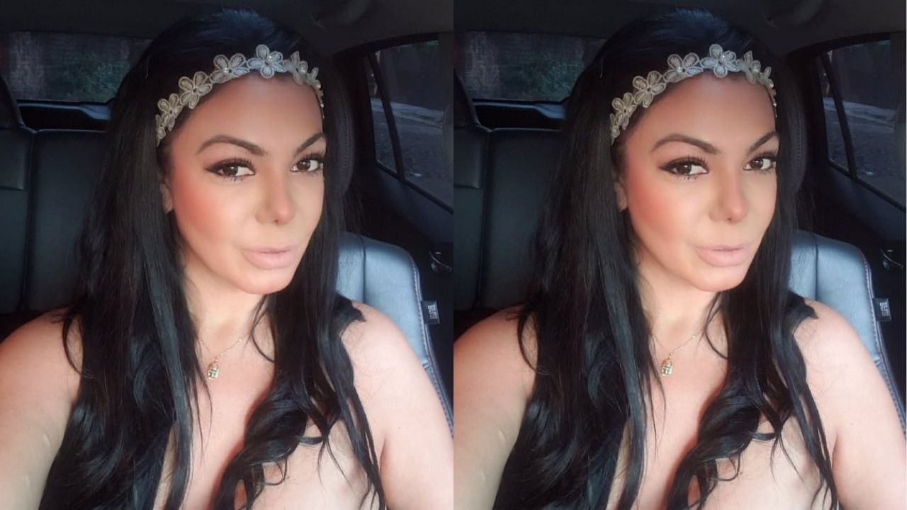 Tania Mendoza em banco de carro com cabelos soltos e tiara brilhante