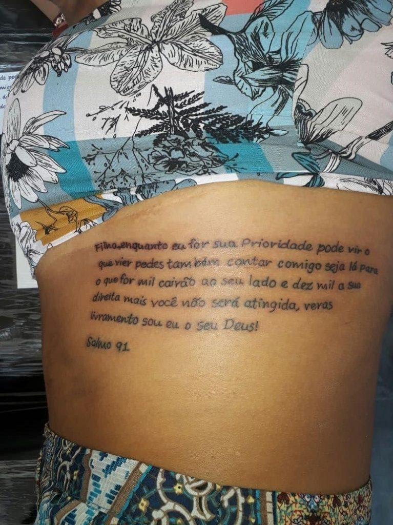 Tati Quebra Barraco diz que tatuador está triste com erro e pede para não o crucificarem
