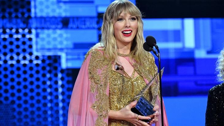 Taylor Swift recebendo prêmio