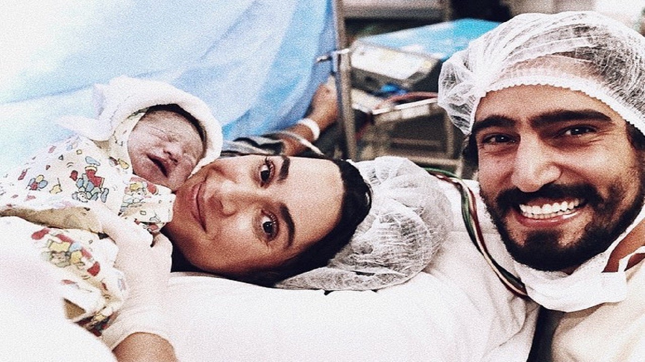 Thaila Ayala e Renato Góes na maternidade posam com o filho Francisco