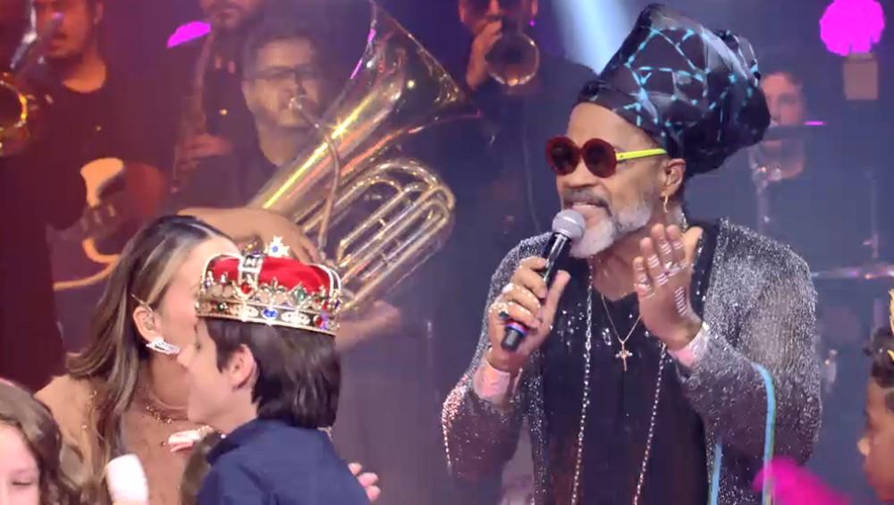 Carlinhos Brown participou de Bailinho de Carnaval no The Voice Kids