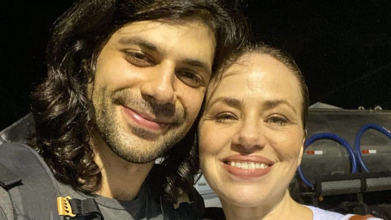 Thomaz Cividanes e Karine Teles sorrindo para selfie