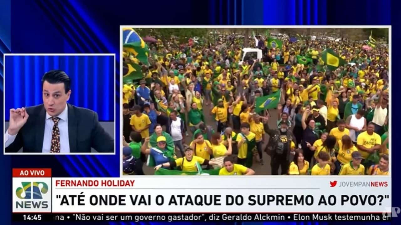 Tela da Jovem Pan News dividida entre Tiago Pavinatto e imagens de protestos