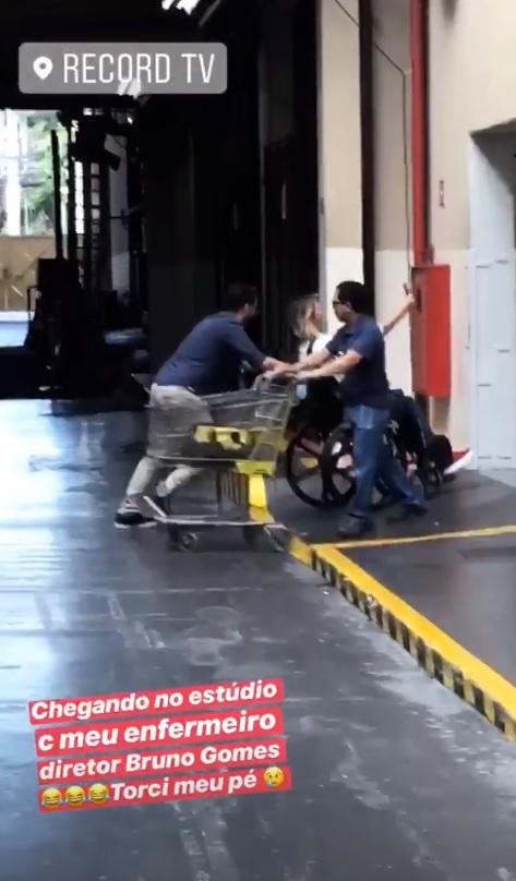 Ticiane Pinheiro torce o pé e chega na Record TV de cadeira de rodas