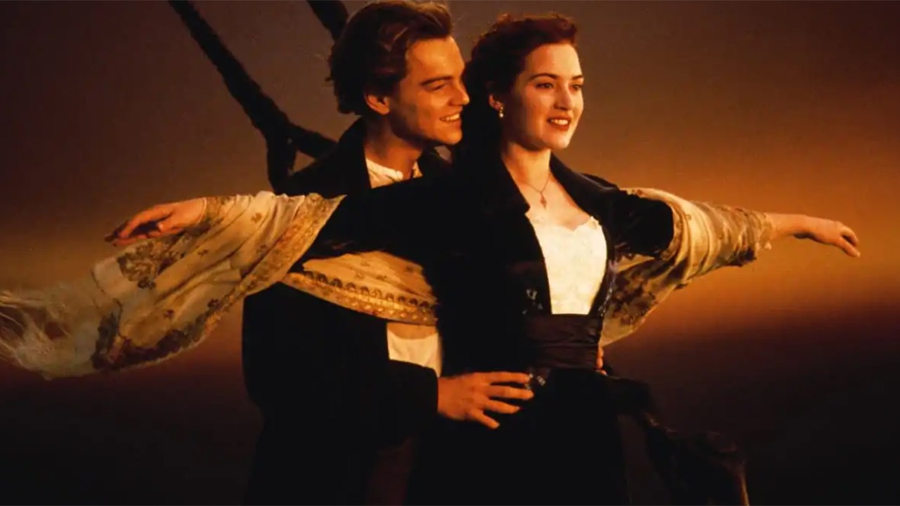 Leonardo DiCaprio e Kate Winslet em cena de Titanic