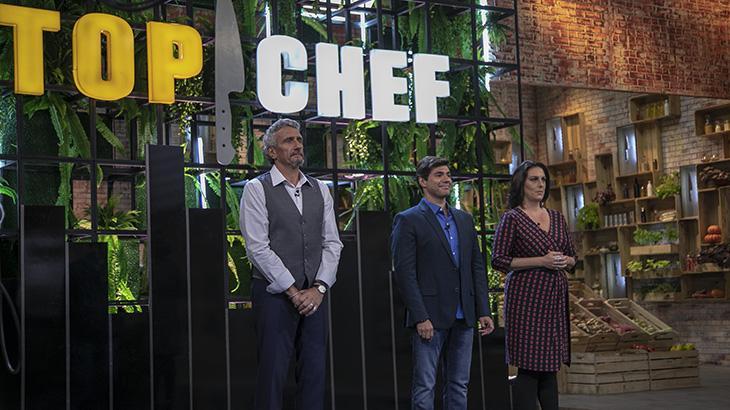 Jurados do "Top Chef Brasil", programa da Record, em pé