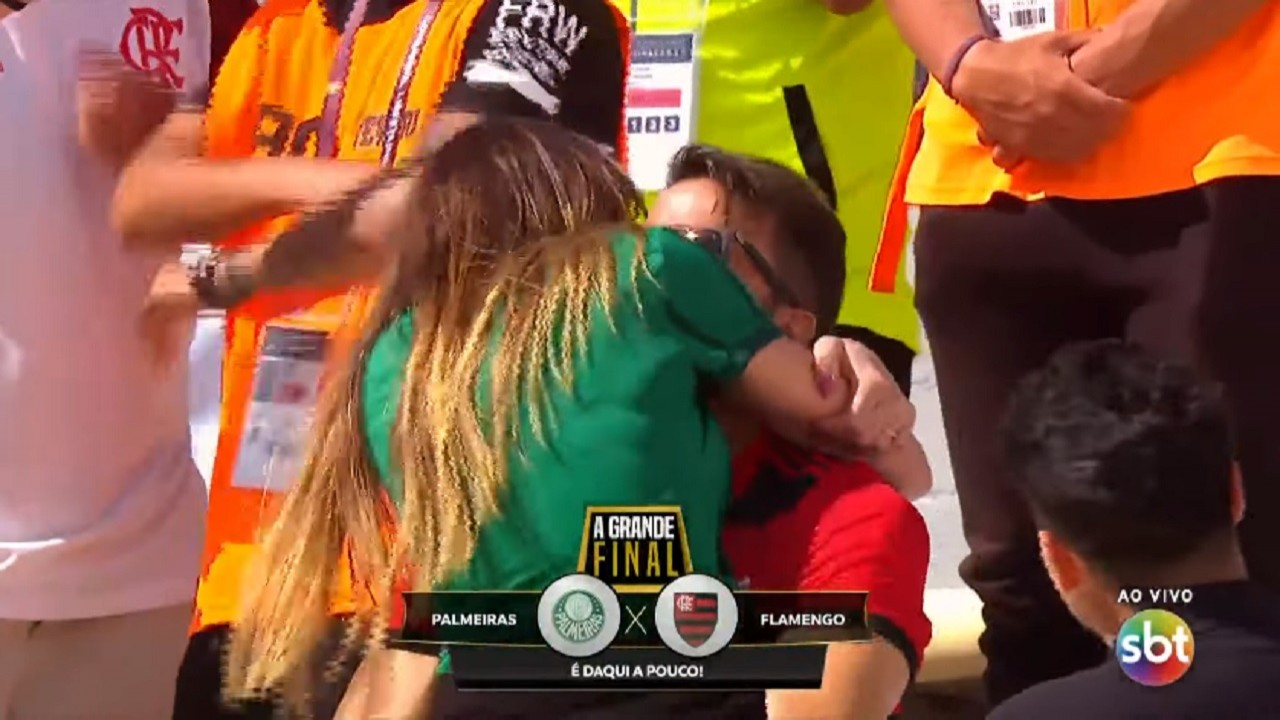 Torcedor do Flamengo beija noiva palmeirense na final da Libertadores após pedido de casamento