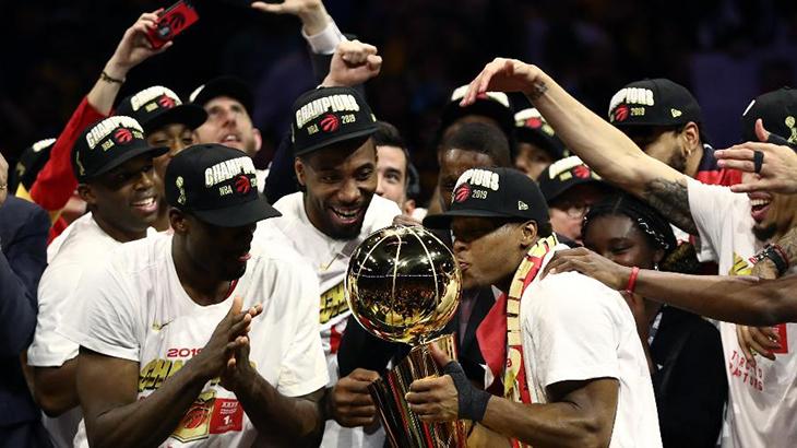 Jogadores do Toronto Raptors levantam troféu da NBA