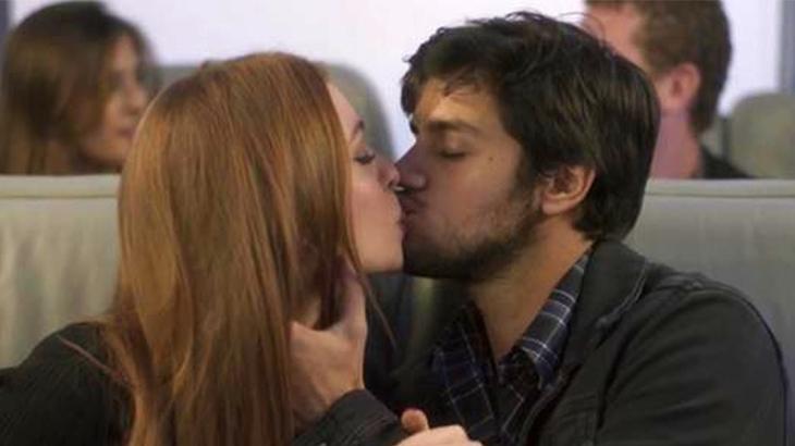 Jonatas beija Eliza dentro do avião em cena final da novela Totalmente Demaislo enquanto olha para o amado