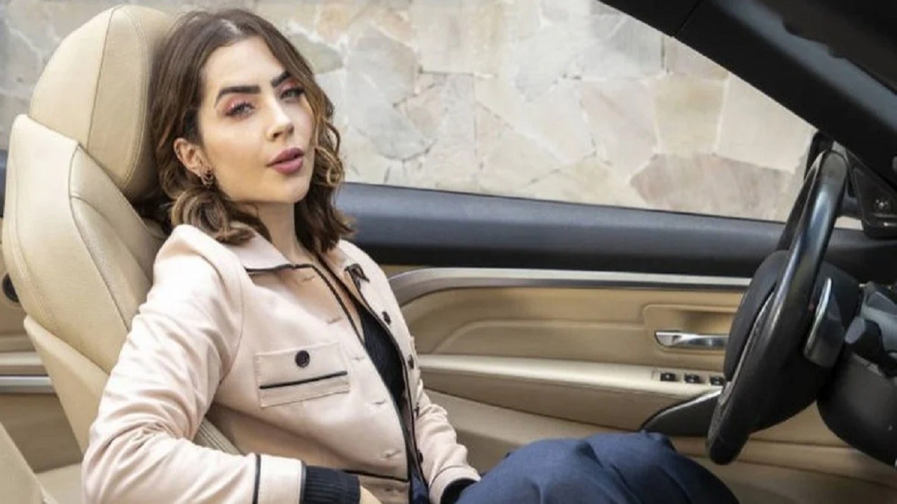 Jade Picon sentada no banco de motorista da BMW usada por Chiara na novela Travessia