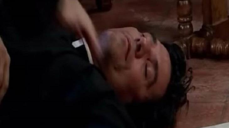 Cena de Triunfo do Amor com o padre João Paulo caído no chão de olhos fechados