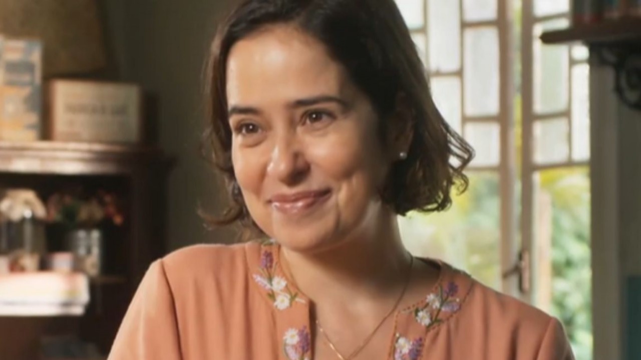 Paloma Duarte sorrindo como a personagem Heloísa de Além da Ilusão