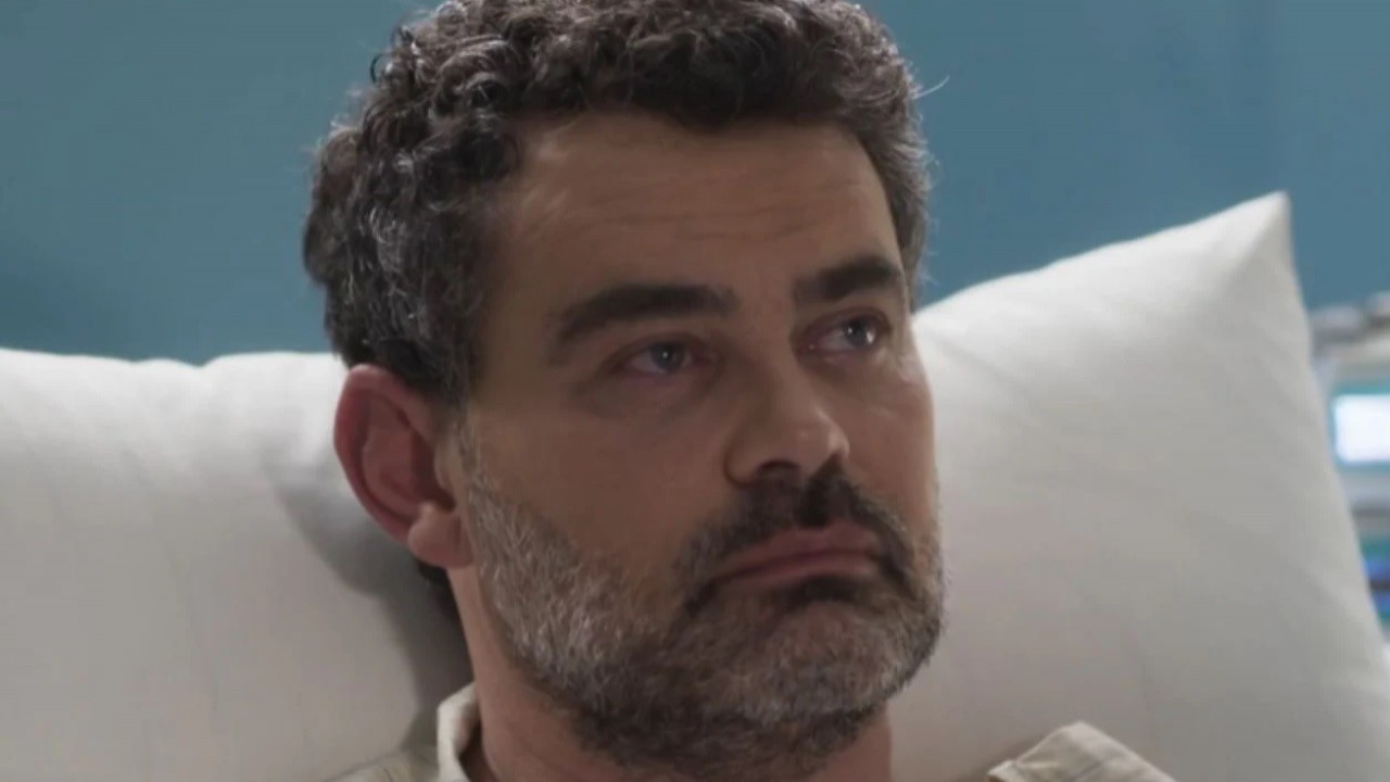 Alfredo na cama do hospital em cena de Cara e Coragem
