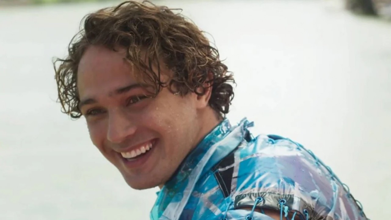 André Luiz Frambach, como Rico, sorrindo em cena de Cara e Coragem  