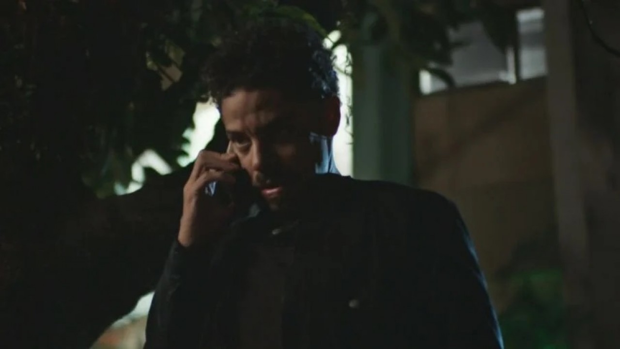 Netuno falando ao telefone em cena de Família é Tudo