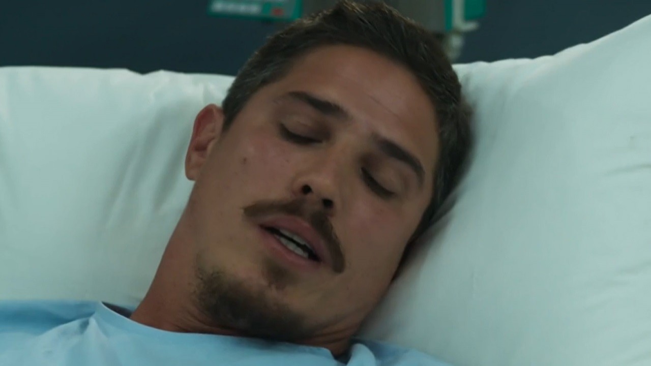 Julião na cama do hospital em cena de Fuzuê