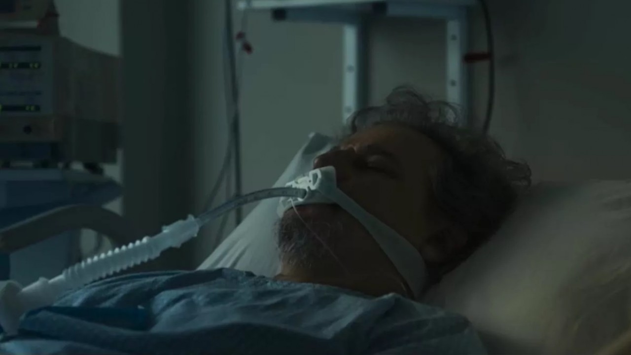 Nero entubado em uma cama hospitalar em cena de Fuzuê