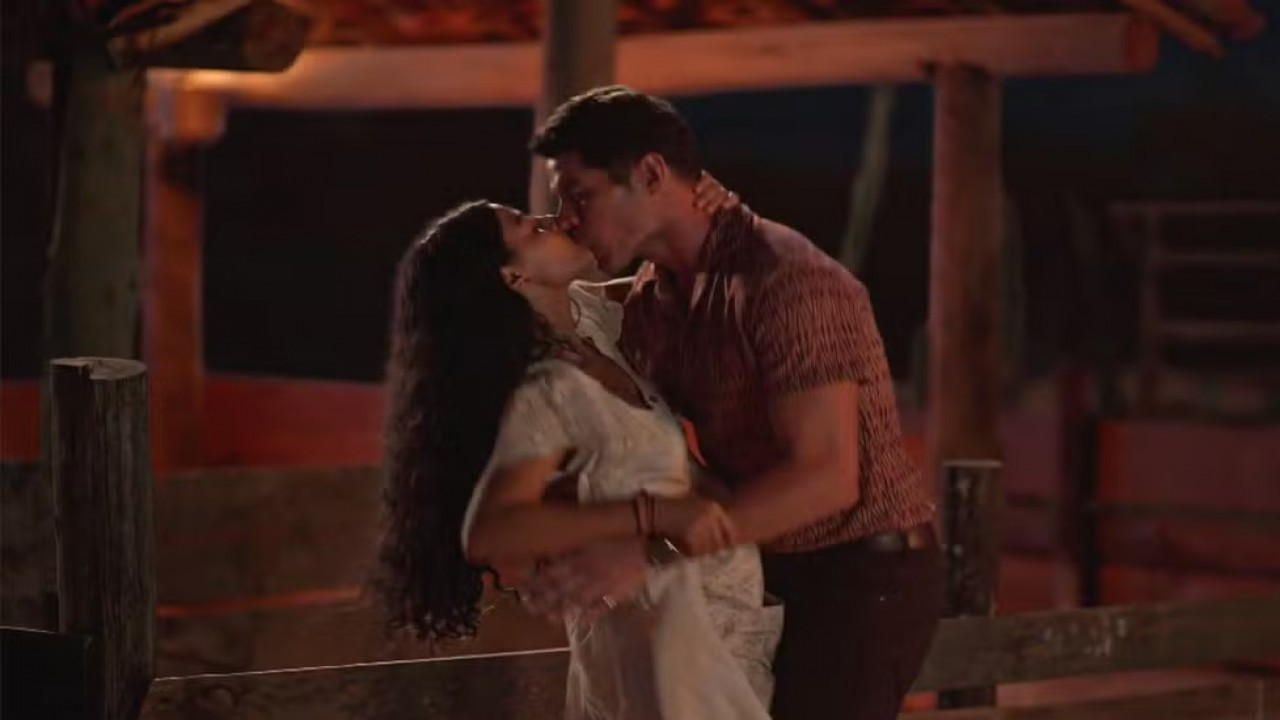 Marcelo e Quinota se beijando em cena de No Rancho Fundo 