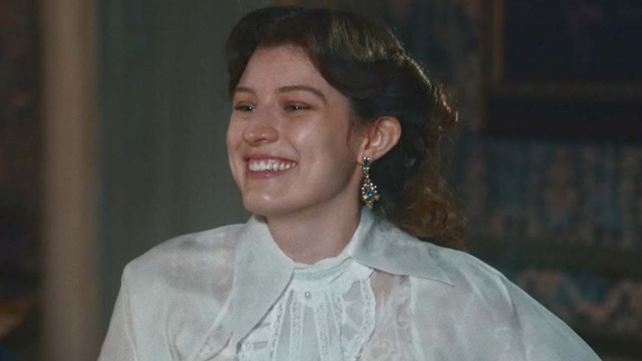 Isabel com sorriso radiante em cena de Nos Tempos do Imperador