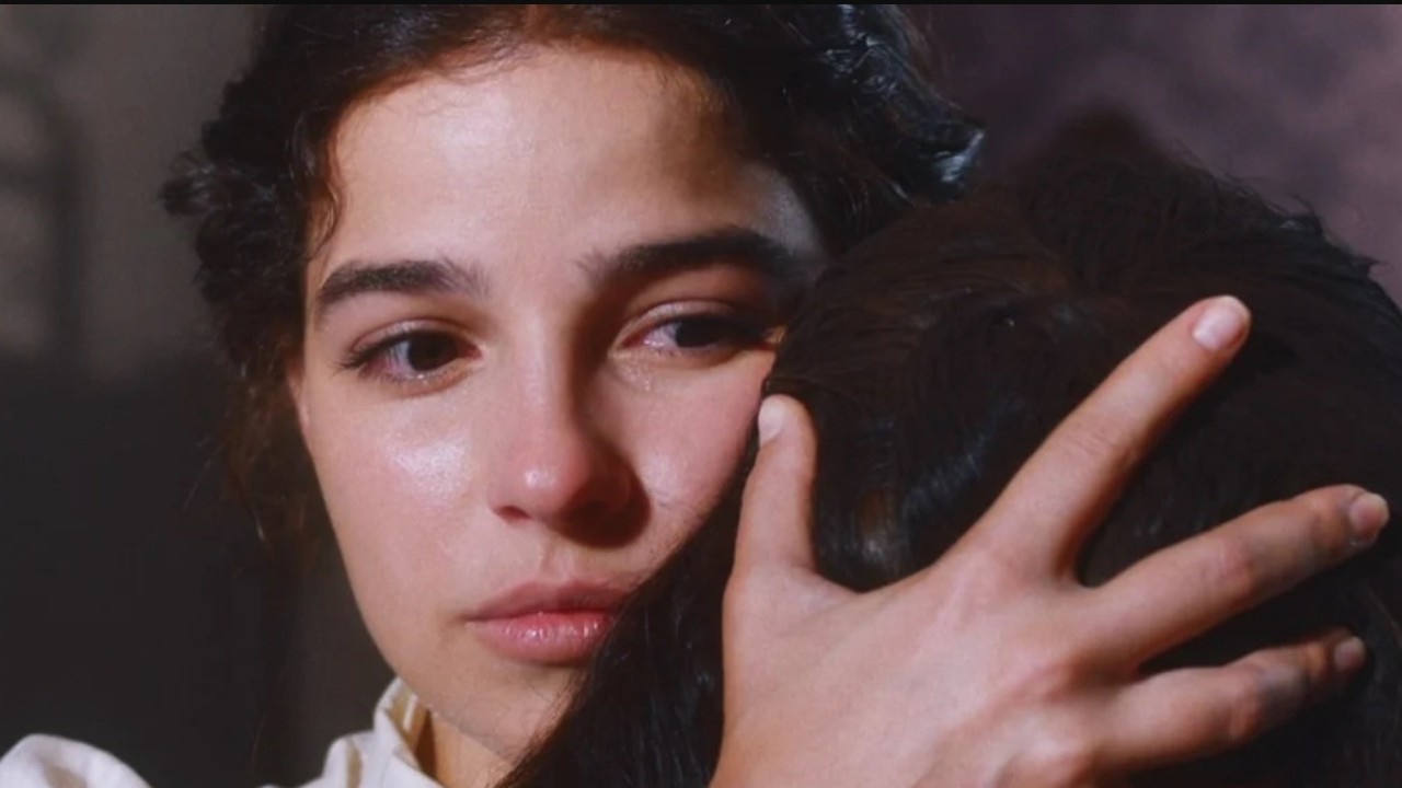 Pilar abraça Dolores em cena de Nos Tempos do Imperador