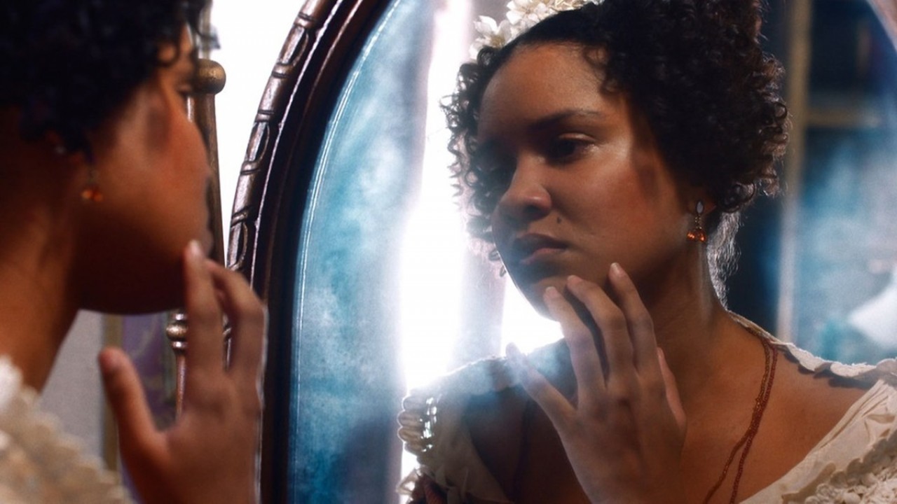 Zayla se olha no espelho em cena de Nos Tempos do Imperador