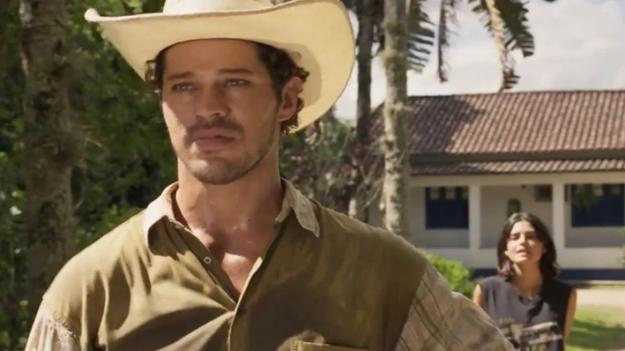 José Loreto, como personagem Tadeu, usando chapéu e chorando em cena de Pantanal