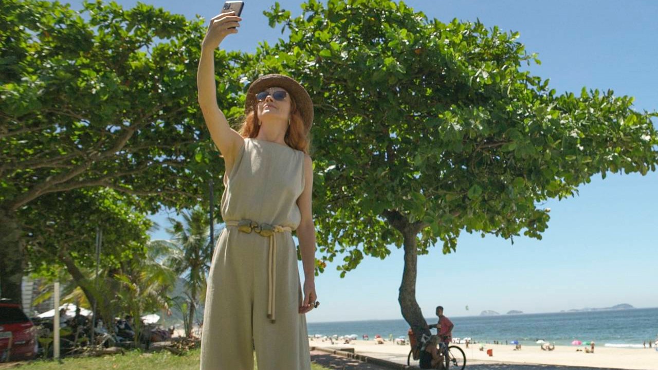 A atriz Camila Morgado, como a personagem Irma, fazendo uma selfie em cena de Pantanal