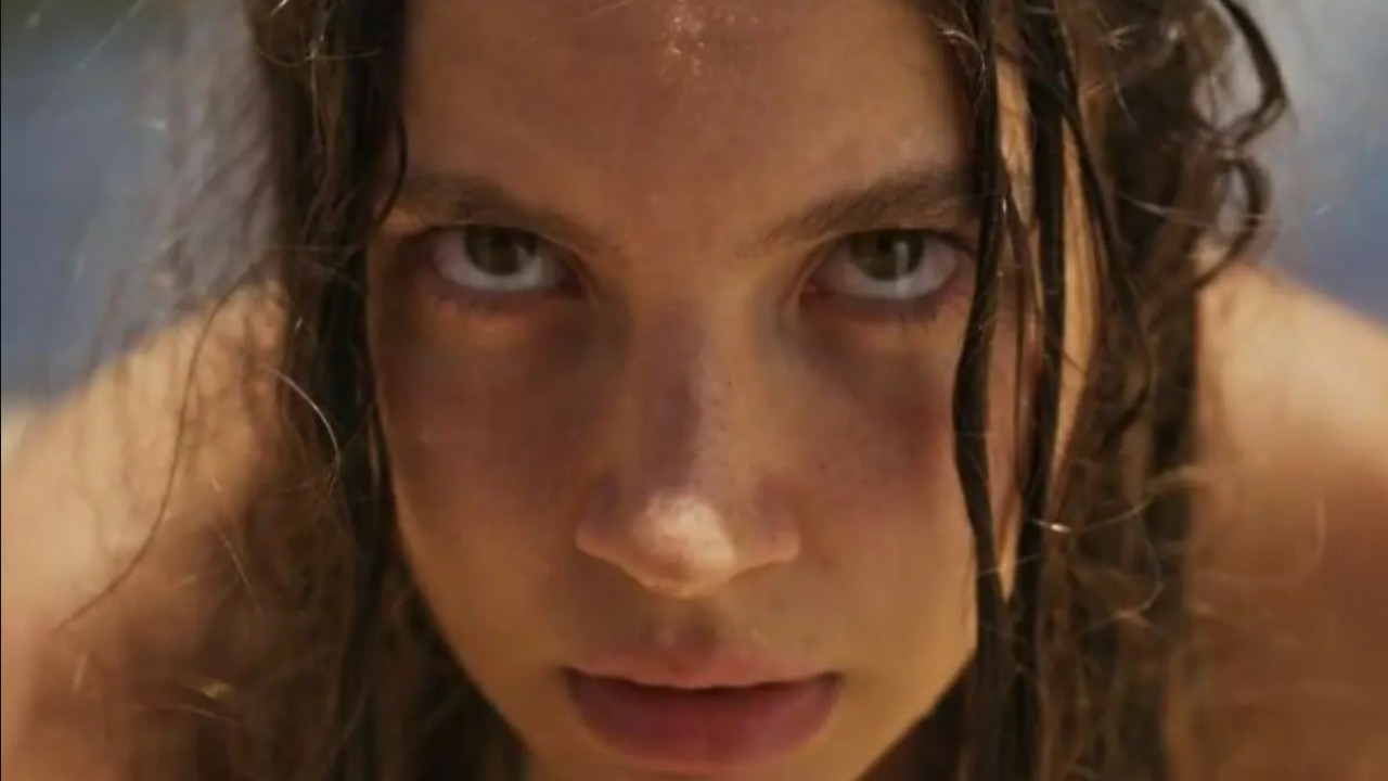 A atriz Alanis Guillen como Juma com olhar apreensivo em cena da novela Pantanal