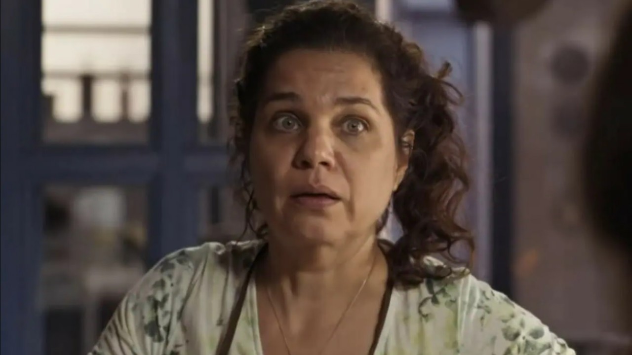 Isabel Teixeira, como Maria Bruaca, assustado em cena de Pantanal
