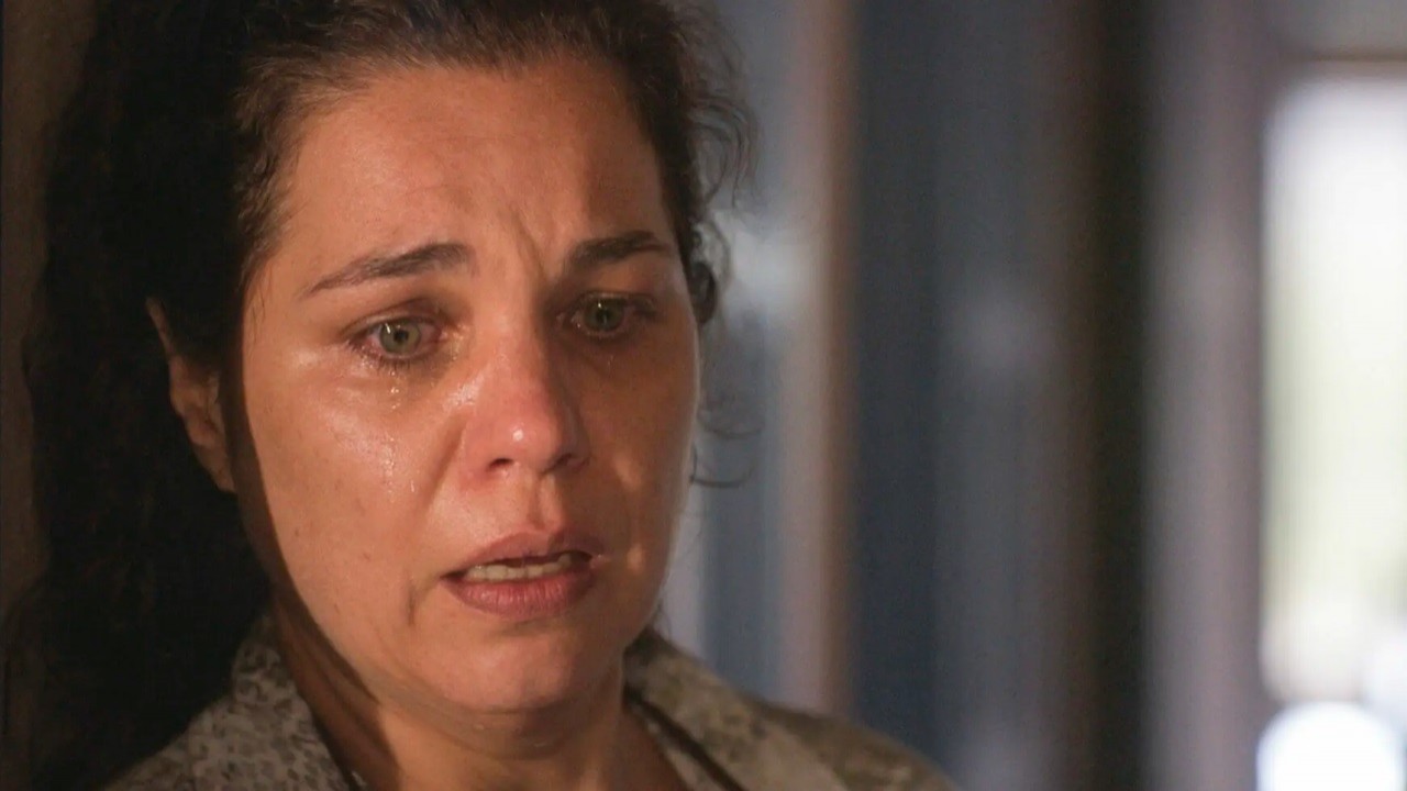 Maria Bruaca chorando em cena de Pantanal