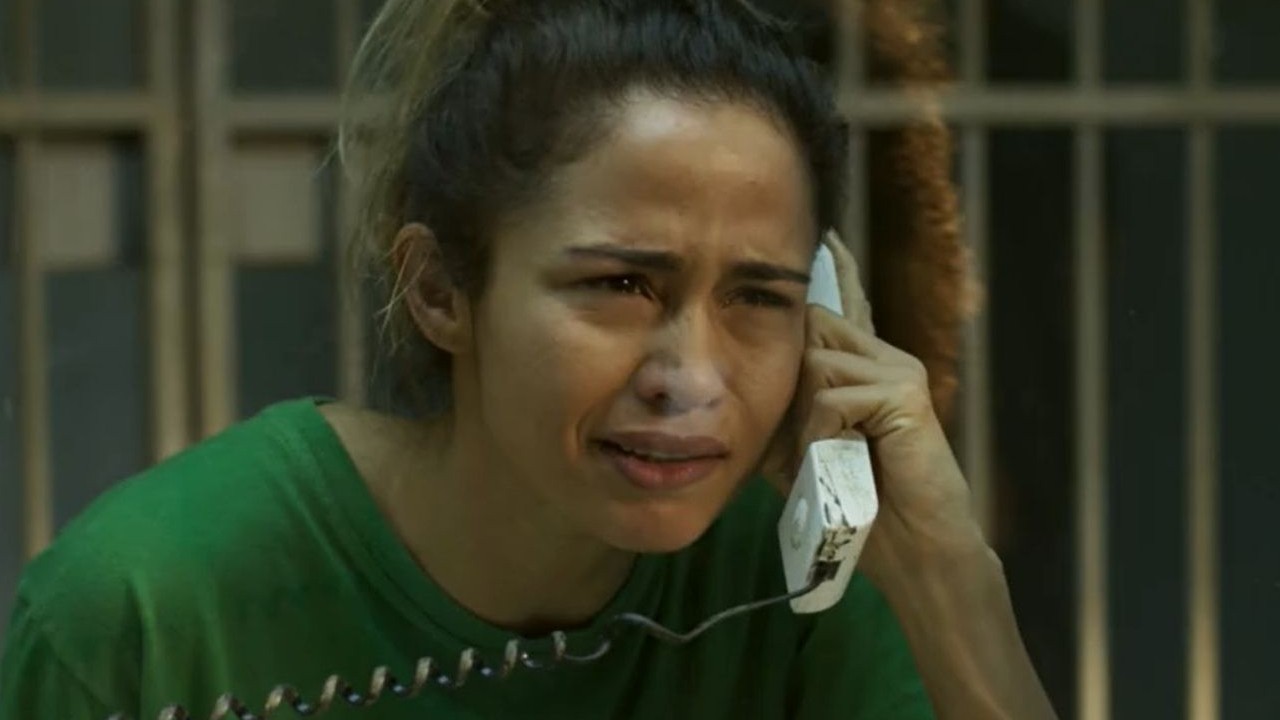Sandra Helena encara Tânia e chora durante conversa na cadeia
