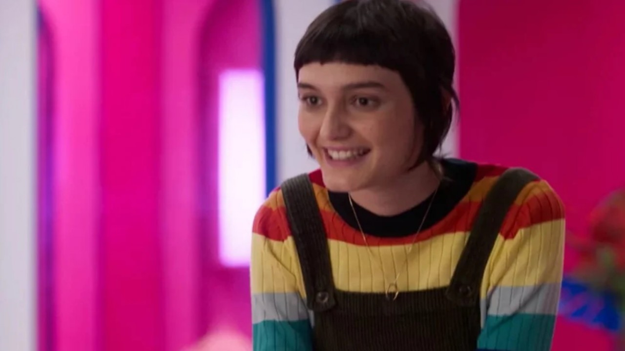Giovanna Antonelli, como Ingrid, sorrindo e usando camisa colorida em cena de Quanto Mais Vida, Melhor