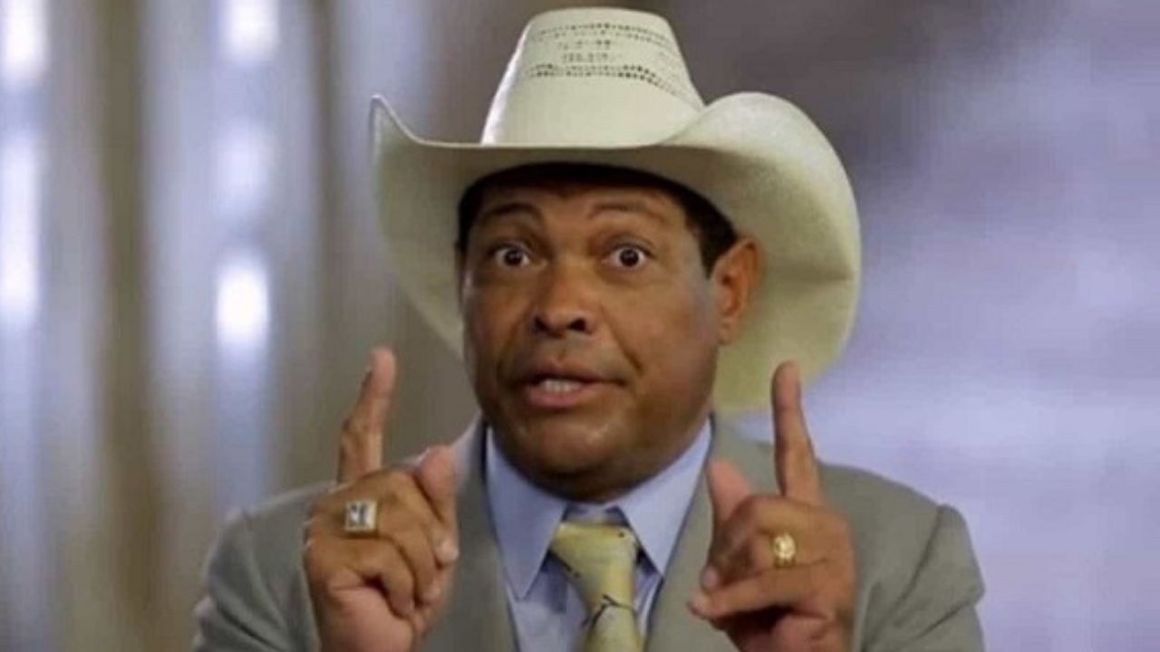 Valdemiro Santiago em foto; pastor usa chapéu de cowboy branco e aponta os dedos indicados em riste